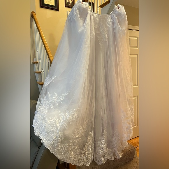 Elegant White Lace Wedding train detectable - Picture 1 of 5